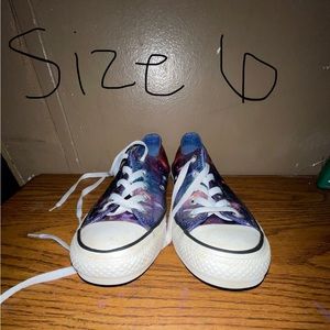 Galaxy converses. Size 6.